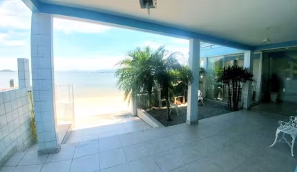 Casa Residencial de 6 dorms no bairro Ribeirao Da Ilha