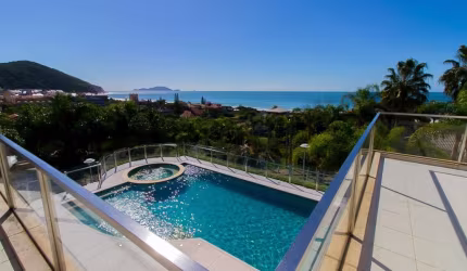 Casa Residencial de 6 dorms no bairro Praia Brava