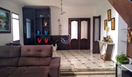 Casa Residencial de 6 dorms no bairro Canto