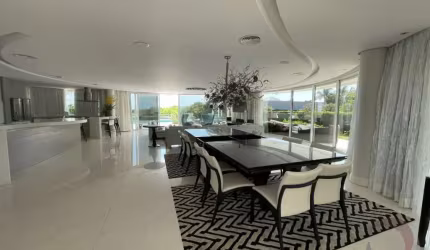 Casa Residencial de 5 dorms no bairro Jurerê Internacional