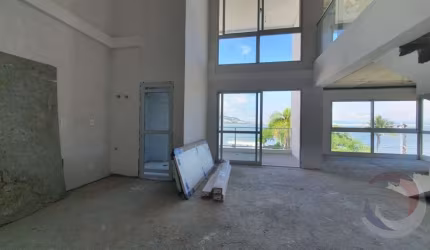 Duplex com 3 quartos sendo 3 suítes em Cacupé