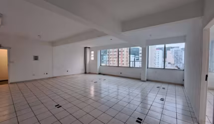 Prédio de 840m² no bairro Centro