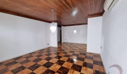 Casa Residencial de 4 dorms no bairro Centro