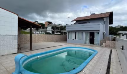 Casa Residencial de 3 dorms no bairro Pedra Branca