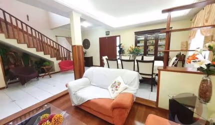 Casa de 250m² com quartos sendo 1 suíte no Carianos