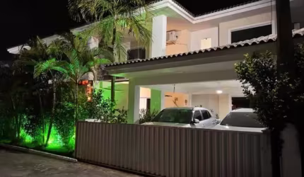 Casa em Condomínio em Buraquinho  com 4/4