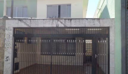 Sobrado com cômodos amplos