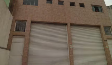 Prédio comercial com dois galpões