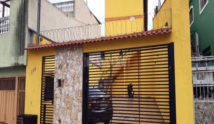 Sobrado em Condomínio Fechado com 2 suítes