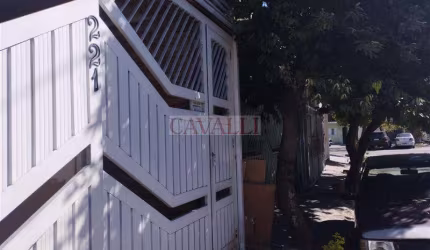 São 02 casas com água e luz separadas!