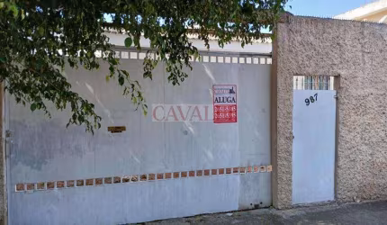 Casa térrea, ampla, bem localizada.