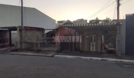 Terreno com casa antiga para demolição.