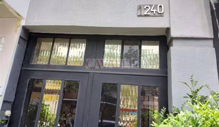 Casa independente, excelente localização.