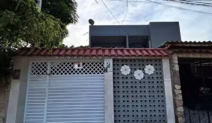 Casa com 3 quartos 1 suíte, garagem para 2 carros.