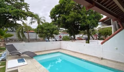 Vendo Linda Casa  completamente reformada por arquiteto renomado com piscina privativa, 3/4, 2 suítes, garagem coberta em Condomínio fechado - Stella Maris - Salvador/BA.