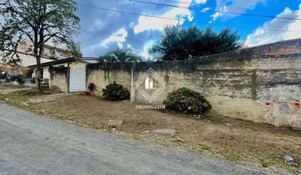 Casa de Esquina com Terreno em Olarias
