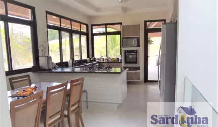Sobrado de luxo no Centro de Jambeiro com 3 suítes e 1.042m² de área útil por R$ 3.500.000 - Confira!