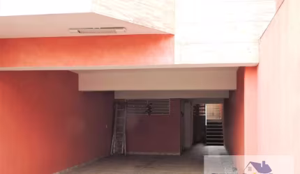 Sobrado espaçoso em Jardim Colombo, São Paulo: 3 dormitórios, 3 suítes, 5 banheiros por R$850.000.