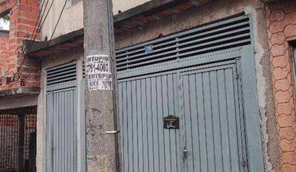Casa renda com 4 no quintal