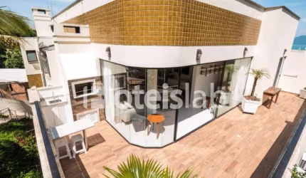 Cobertura de 2 quartos localizada em Canajurê, a 50m da praia e com vista ao mar