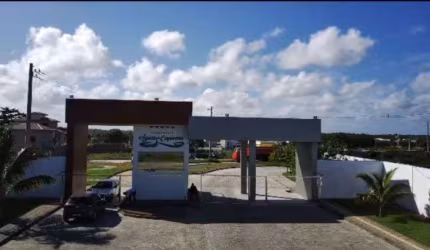 Oportunidade! ACEITA FINANCIAMENTO ! Terreno 300m2, murado, nascente. Condomínio Fechado as margens da Estrada do Coco. Arembepe