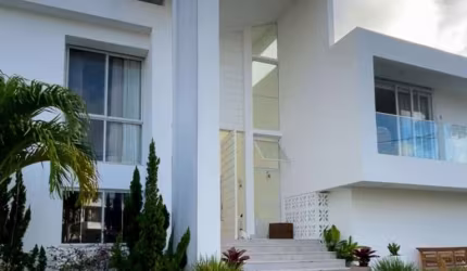 Esta casa em Alphaville Salvador 1, é a personificação do luxo e requinte que você procura.