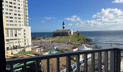 Charmoso apartamento em frente ao Farol da Barra. 4/4, sendo 1 suítes.