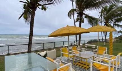 O destaque desta propriedade pé na areia, é o terreno maravilhoso que a cerca, com impressionantes 2.745 m2.