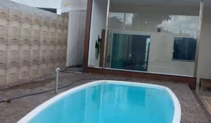 Casa a venda com piscina, 2/4 sendo 1 suíte. Financia! Emissário de Arembepe