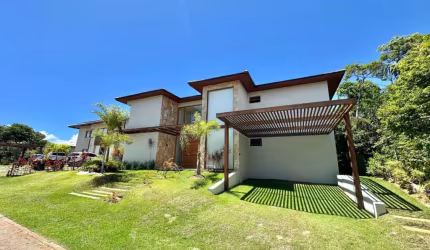 Explore o requinte e a exclusividade nesta residência de alto padrão à venda na renomada Praia do Forte.