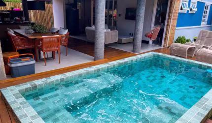 Casa alto padrão localizada em condomínio fechado (Quatro Rodas).
