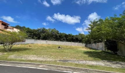 Lote totalmente nascente, plano, com uma localização privilegiada próximo a portaria e ao clube. Alphaville Litoral Norte 2.