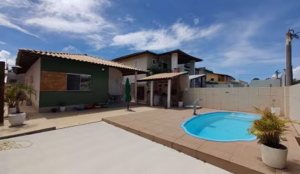 Casa com 3 dormitórios, sendo 1 suíte, piscina. Apta para financiamento! Localizada no Condomínio Arembepe Aquaville