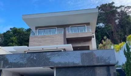 Casa de alto padrão à venda no Alphaville Residencial Salvador 1, totalmente reformada.