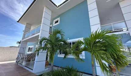 Linda casa à venda em condomínio fechado em Lauro de Freitas, BA.