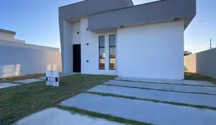 Apresentamos esta linda casa nova à venda no condomínio Águas do Capivara, em Arembepe.
