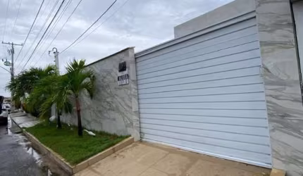 Casa térrea disponível para locação anual/mês R$ 3.500 , Diária R$ 800,00 Localizada no condomínio Arembepe Aquaville.