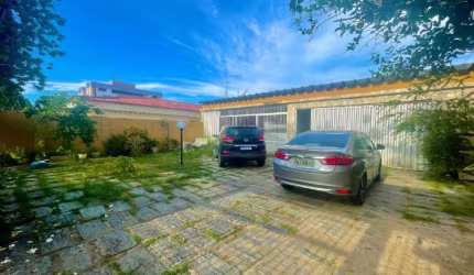 Ótima casa plana, bem localizada, para fins residenciais e comerciais