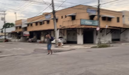 Ótimo prédio comercial de esquina medindo 16 metros de frente por 33 metros de fundos