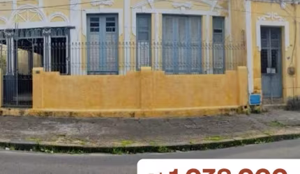 Casa com 8 Quartos e 2 banheiros à Venda no Centro, com 558m²