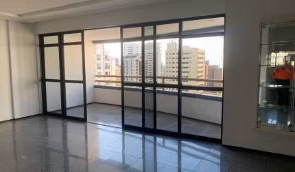 Apartamento com 3 suites no Meireles