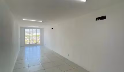 Sala comercial com 1 sala para alugar na Estrada dos Bandeirantes, 470, Taquara, Rio de Janeiro por R$ 1.400
