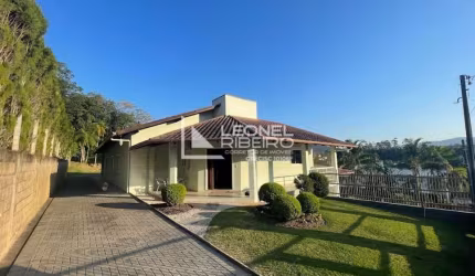 Linda Casa com Piscina no Bairro das Capitais.