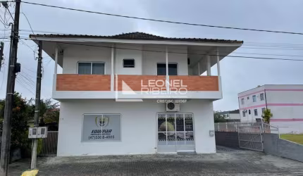 Casa à venda com 3 dormitórios no bairro dos Estados em Timbó/SC.