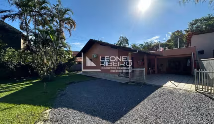 Casa à venda com 3 dormitórios no bairro Pomeranos em Timbó/SC