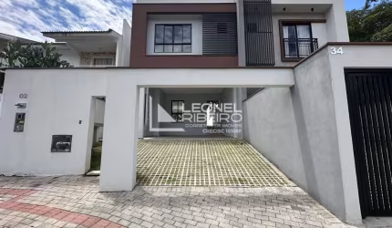 Casa Sobrado à venda com 3 dormitórios, 164m² no bairro das Capitais em Timbó-SC