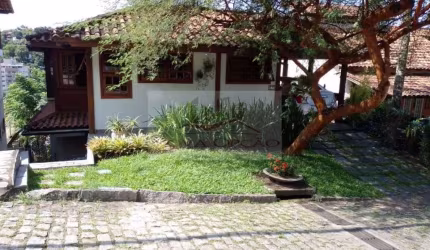 Linda Casa dentro de condomínio em Pendotiba
