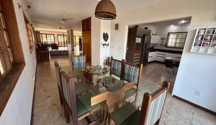 ESPETACULAR CASA EM CONDOM&#205;NIO