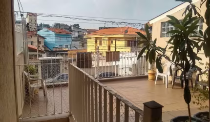 Casa no Pq. Assunção com 02 dormitórios e garagem
