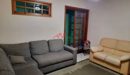 Casa debaixo: 2 dormitórios, Sala, Cozinha, Lavanderia. Banheiro  Casa de cima: Cozinha, sala de jantar, sala de TV, sala de descanso, 1 suíte, 2 dormitórios, sacada de frente e fundo e 2 banheiros. P
